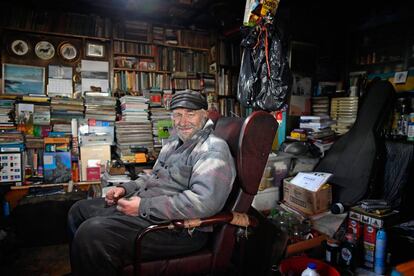 Eric Ibister, de 78 años, sentado en el sillón de su casa de Hametoun, en la isla de Foula.