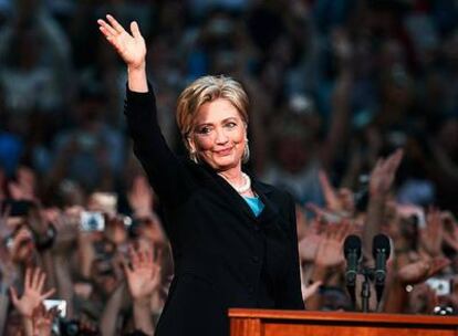 Hillary Clinton saluda a sus seguidores ayer en Washington en el acto en el que anunció su retirada de la campaña y su apoyo a Obama.