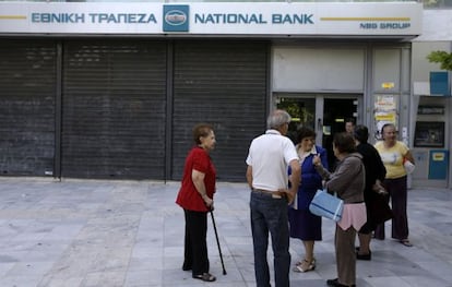 Un grupo de jubilados a las puertas de un banco cerrado en Atenas.