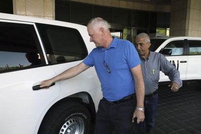El jefe de los inspectores de la ONU, el experto sueco Ake Sellstrom, abandona el Hotel Four Seasons en Damasco.