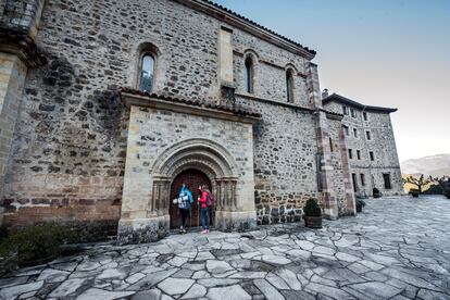 Puerta del Perdón del monasterio de Santo Toribio, en Cantabria.