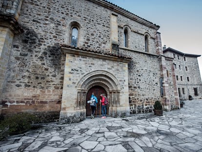 Puerta del Perdón del monasterio de Santo Toribio, en Cantabria.