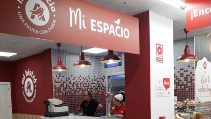 Interior de un supermercado Mi Alcampo inaugurado recientemente en Madrid.