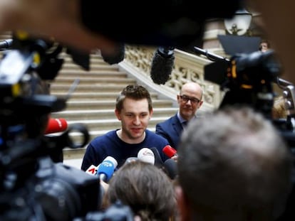 L'activista austríac Max Schrems es dirigeix als mitjans després de defensar la seva demanda contra Facebook.