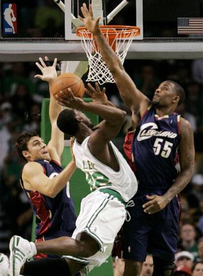 Tony Allen, escolta de los Celtics, penetra ante dos defensores de los Cleveland Cavaliers