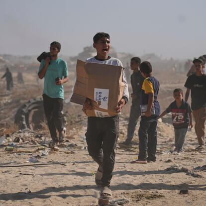 Palestinians carry boxes containing food and humanitarian aid packages delivered by the Gaza Humanitarian Foundation, a U.S.-backed organization approved by Israel, in Rafah, southern Gaza Strip, on Tuesday, May 27, 2025. (AP Photo/Abdel Kareem Hana)