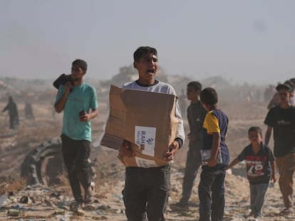 Palestinians carry boxes containing food and humanitarian aid packages delivered by the Gaza Humanitarian Foundation, a U.S.-backed organization approved by Israel, in Rafah, southern Gaza Strip, on Tuesday, May 27, 2025. (AP Photo/Abdel Kareem Hana)