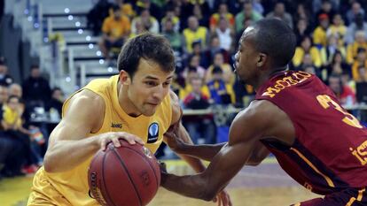 Pangos, del Gran Canaria, ante McCollum, del Galatasaray.