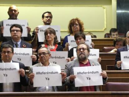 Diputados de Izquierda Plural piden un referéndum durante la votación.