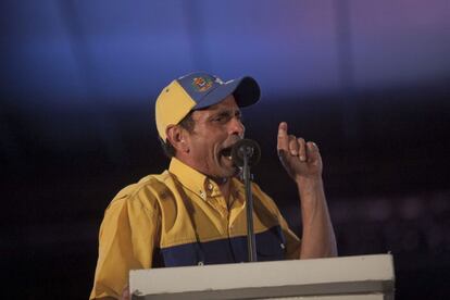 El candidato de oposici&oacute;n a la presidencia de Venezuela, Henrique Capriles Radonsky, habla el  jueves 11 de abril de 2013, durante el cierre de campa&ntilde;a en Barquisimeto.