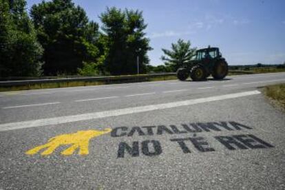 Pintada en una carretera de Girona