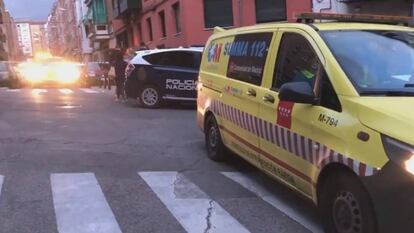 Una ambulancia del Summa 112 y una patrulla de la Policía Nacional, el pasado martes en la calle de Juan Pascual (Madrid) tras el asesinato de una mujer.