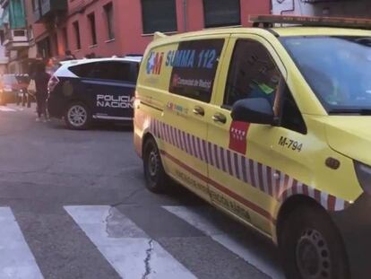 Una ambulancia del Summa 112 y una patrulla de la Policía Nacional, el pasado martes en la calle de Juan Pascual (Madrid) tras el asesinato de una mujer.