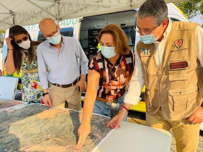 Provincial authorities at the firefighting coordination command center on Thursday. 