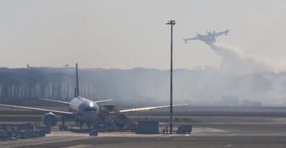 Extinción del incendio en el aeropuerto de Fiumicino (Roma)