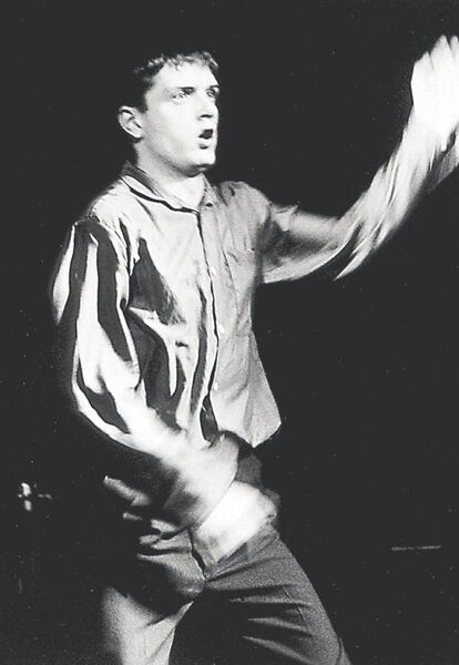 Ian Curtis, vocalista de la banda de post-punk Joy Division murió el 18 de mayo de 1980 a los 23 años.Curtis se ahorcó en la cocina tras escribir una nota de despedida a su esposa Deborah. 