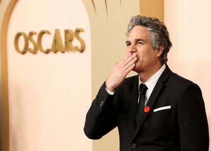 Mark Ruffalo, nominado como mejor actor de reparto por su papel en 'Pobres criaturas', lanza un beso a los presentes a su llegada a la alfombra roja del almuerzo de nominados a los Oscar.