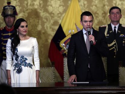 El presidente de Ecuador, Daniel Noboa (d), junto a la vicepresidenta, Verónica Abad (i), habla durante el acto de nombramiento de su Gabinete, en noviembre de 2023, en Quito (Ecuador).