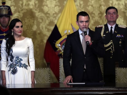 El presidente de Ecuador, Daniel Noboa, junto a la vicepresidenta, Verónica Abad, habla durante el acto de nombramiento de su Gabinete, este jueves en Quito.