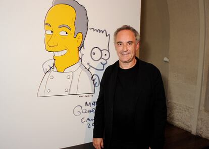 Ferràn Adria en una exhibición de Londres junto a su caricatura.