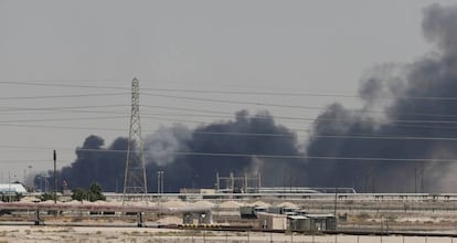 Cortinas de humo procedente del fuego en la refinería de Aramco, al este de la ciudad de Abqaiq, en Arabia Saudí, el pasado sábado.