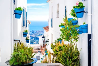 Una calle de la localidad malagueña de Mijas, con el Mediterráneo al fondo.