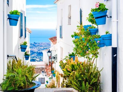 Una calle de la localidad malagueña de Mijas, con el Mediterráneo al fondo.