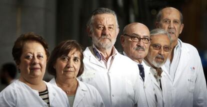 De izquierda a derecha María Teresa Ortuño, Pilar Peña, Rufino Paz, Antonio Gómez Pan, José Roldán y Vicente Silvestre, médicos especialistas jubilados a la fuerza.
