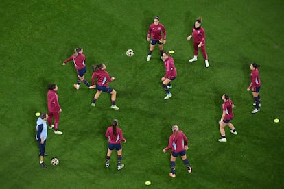 Las jugadoras de la Roja calientan en el campo antes del partido. 