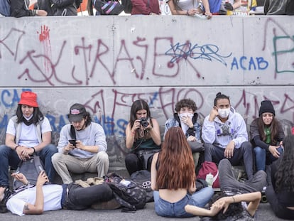 Jovens manifestantes nas ruas de Bogotá.