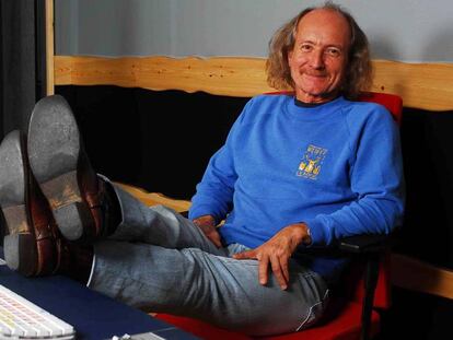 Philip R. Newell, ante una de sus mesas de mezclas.