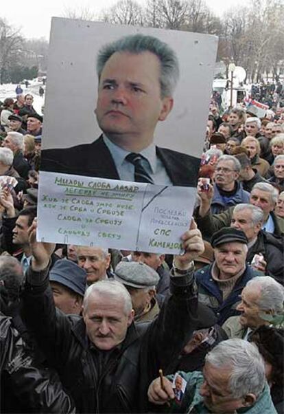 Partidarios de Milosevic se congregan para visitar el féretro del ex dictador en Belgrado.
