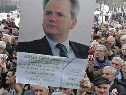 Partidarios de Milosevic se congregan para visitar el féretro del ex dictador en Belgrado.
