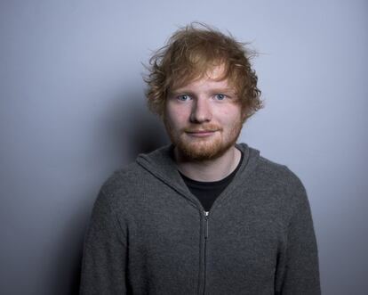 Ed Sheeran rompió su relación con Twitter en Junio de 2017. El artista tomó esta decisión después de que se estrenara el capítulo de 'Juego de Tronos' en el que el británico realizaba un cameo. El cantante se sintió incómodo tras provocar una división de opiniones entre sus fans y los seguidores de la serie, que suscitó todo tipo de críticas y comentarios por su breve actuación musical junto a Maisie Williams (Arya Stark). Pero este cierre ha sido a medias, ya que el cantante decidió mantener su cuenta, pero sin interactuar directamente en ella, sino que todo lo que publica son repost de Instagram. Precisamente es en esta otra plataforma, donde acumula 13,9 millones de seguidores y donde se mantiene más activo.