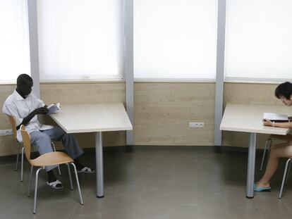 Dos jóvenes, un africano y una asiática, en una zona común de la residencia Erasmo II, en la Universidad Autónoma de Madrid.