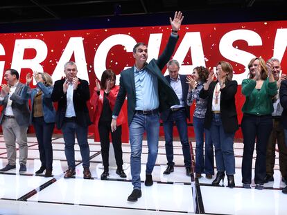 Pedro Sánchez, junto al expresidente José Luis Rodríguez Zapatero y las vicepresidentas y ministros socialistas, en el acto del PSOE celebrado este domingo en Madrid.