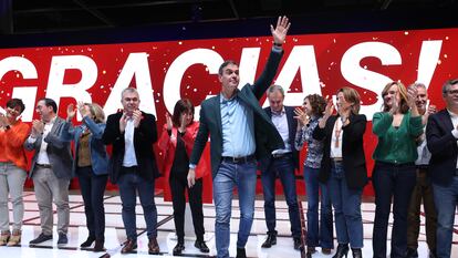 Pedro Sánchez, junto al expresidente José Luis Rodríguez Zapatero y las vicepresidentas y ministros socialistas, en el acto del PSOE celebrado este domingo en Madrid.