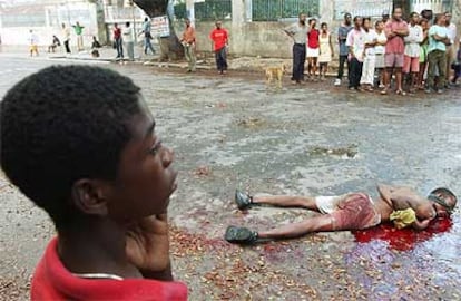 El cadáver de un hombre, amordazado y con las manos atadas, ayer en una calle de Puerto Príncipe.
