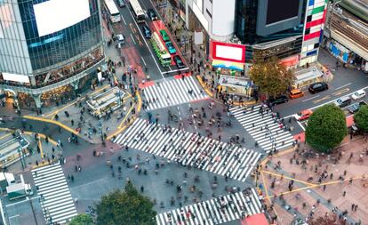 Vista aérea de un cruce en la ciudad de Tokio.