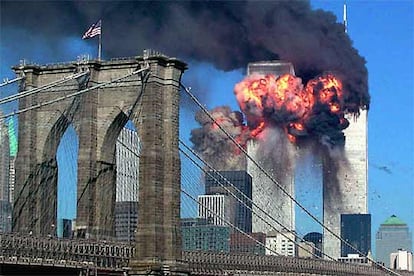 Ataque a las Torres Gemelas de Nueva York en 2001, visto desde el puente de Brooklyn.