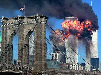 Ataque a las Torres Gemelas de Nueva York en 2001, visto desde el puente de Brooklyn.