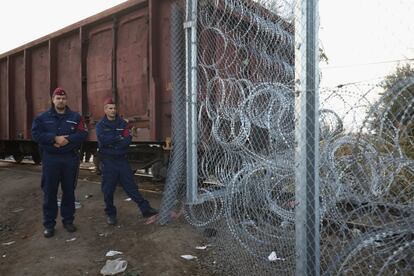 La policia hungara en la frontera con Serbia