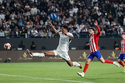 Bellingham intenta rematar ante el defensa del Atlético de Madrid, Mario Hermoso, durante el encuentro de semifinales de la Supercopa de España entre Real Madrid y Atlético de Madrid. EFE / Juan Carlos Cárdenas.
