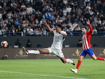 Bellingham intenta rematar ante el defensa del Atlético de Madrid, Mario Hermoso, durante el encuentro de semifinales de la Supercopa de España entre Real Madrid y Atlético de Madrid. EFE / Juan Carlos Cárdenas.