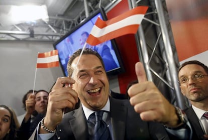 El l&iacute;der del FP&Ouml;, Heinz-Christian Strache, celebra la victoria de su partido en la primera vuelta de las presidenciales austriacas.