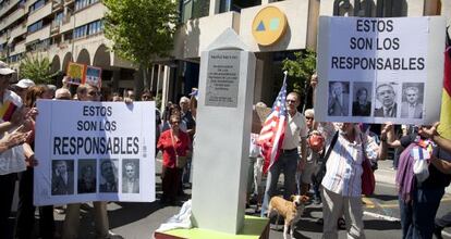 Protesta de clientes de la CAM por el saqueo de la caja.