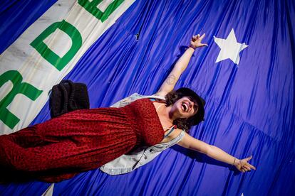 Una mujer se acuesta sobre una enorme bandera de Brasil, durante las celebraciones en la avenida Paulista, en São Paulo. El presidente electo se dirigió al país desde esta metrópoli brasileña.