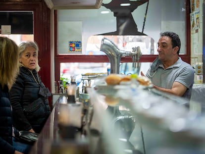 Ambiente en el interior de un bar madrileño, este miércoles. El fin de la obligatoriedad casi total de las mascarillas se toma en un contexto sanitario favorable, con más del 92% de la población mayor de 12 años vacunada contra la covid-19.