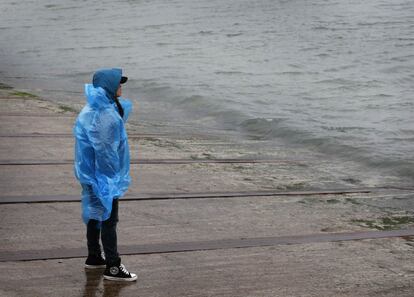 Un familiar de un pasajero del Sewol mira al mar en el puerto de Jindo, zona donde se ha producido el suceso.