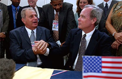 El dirigente cubano Pedro Álvarez (izquierda) saluda a un empresario de EE UU en La Habana.
